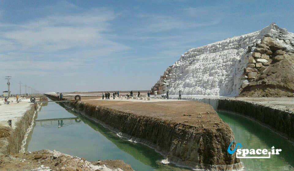 دریاچه نمک خور و بیابانک استان اصفهان